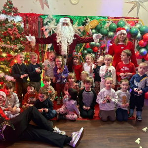 Dzieci z grup Muchomorki i Słoneczka biorą udział w magicznych warsztatach świątecznych, pełnych radości i bożonarodzeniowej atmosfery.