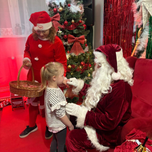 Dzieci z grup Muchomorki i Słoneczka biorą udział w magicznych warsztatach świątecznych, pełnych radości i bożonarodzeniowej atmosfery.