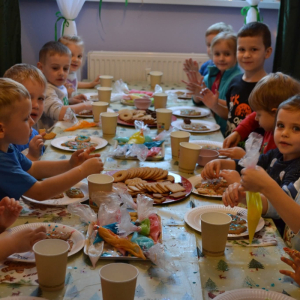 Dzieci z grup Muchomorki i Słoneczka biorą udział w magicznych warsztatach świątecznych, pełnych radości i bożonarodzeniowej atmosfery.