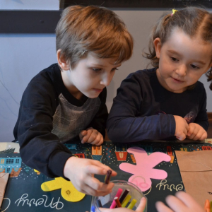 Dzieci z grup Muchomorki i Słoneczka biorą udział w magicznych warsztatach świątecznych, pełnych radości i bożonarodzeniowej atmosfery.