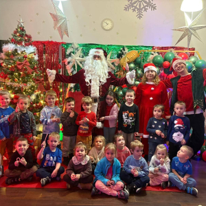 Dzieci z grup Muchomorki i Słoneczka biorą udział w magicznych warsztatach świątecznych, pełnych radości i bożonarodzeniowej atmosfery.