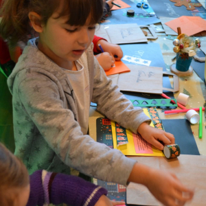 Dzieci z grup Muchomorki i Słoneczka biorą udział w magicznych warsztatach świątecznych, pełnych radości i bożonarodzeniowej atmosfery.