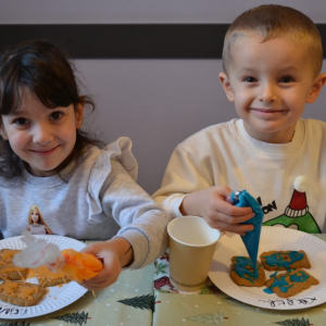Dzieci z grup Muchomorki i Słoneczka biorą udział w magicznych warsztatach świątecznych, pełnych radości i bożonarodzeniowej atmosfery.
