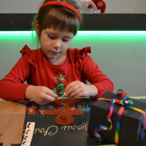 Dzieci z grup Muchomorki i Słoneczka biorą udział w magicznych warsztatach świątecznych, pełnych radości i bożonarodzeniowej atmosfery.