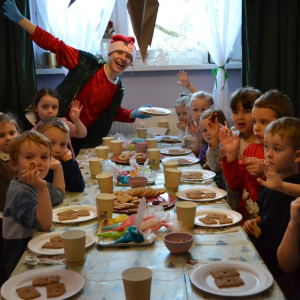 Dzieci z grup Muchomorki i Słoneczka biorą udział w magicznych warsztatach świątecznych, pełnych radości i bożonarodzeniowej atmosfery.