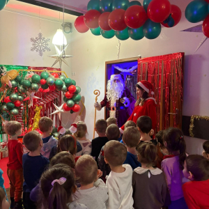 Dzieci z grup Muchomorki i Słoneczka biorą udział w magicznych warsztatach świątecznych, pełnych radości i bożonarodzeniowej atmosfery.