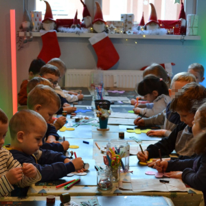Dzieci z grup Muchomorki i Słoneczka biorą udział w magicznych warsztatach świątecznych, pełnych radości i bożonarodzeniowej atmosfery.