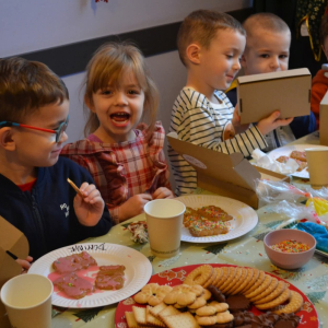 Dzieci z grup Muchomorki i Słoneczka biorą udział w magicznych warsztatach świątecznych, pełnych radości i bożonarodzeniowej atmosfery.