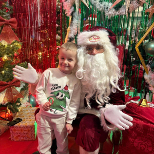 Dzieci z grup Muchomorki i Słoneczka biorą udział w magicznych warsztatach świątecznych, pełnych radości i bożonarodzeniowej atmosfery.