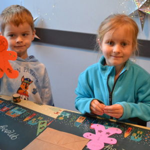 Dzieci z grup Muchomorki i Słoneczka biorą udział w magicznych warsztatach świątecznych, pełnych radości i bożonarodzeniowej atmosfery.