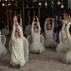 Występy artystyczne dzieci podczas jasełek bożonarodzeniowych.