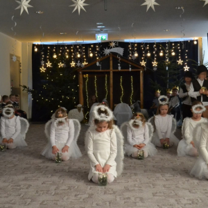 Występy artystyczne dzieci podczas jasełek bożonarodzeniowych.