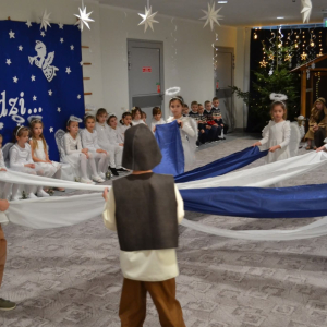 Występy artystyczne dzieci podczas jasełek bożonarodzeniowych.