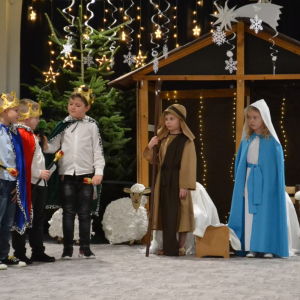 Występy artystyczne dzieci podczas jasełek bożonarodzeniowych.