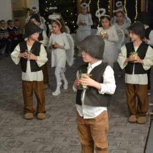 Występy artystyczne dzieci podczas jasełek bożonarodzeniowych.