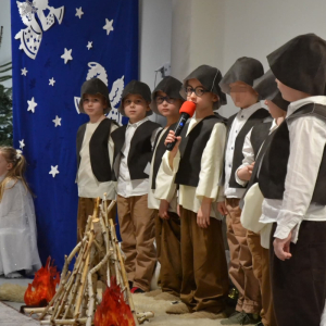 Występy artystyczne dzieci podczas jasełek bożonarodzeniowych.