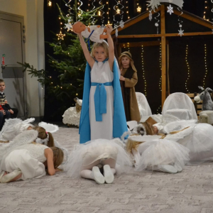 Występy artystyczne dzieci podczas jasełek bożonarodzeniowych.