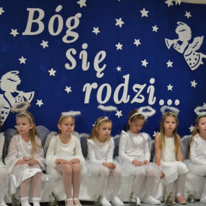 Występy artystyczne dzieci podczas jasełek bożonarodzeniowych.