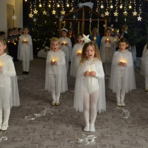 Występy artystyczne dzieci podczas jasełek bożonarodzeniowych.