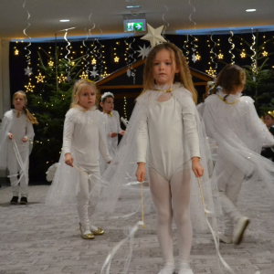 Występy artystyczne dzieci podczas jasełek bożonarodzeniowych.