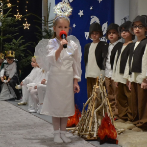 Występy artystyczne dzieci podczas jasełek bożonarodzeniowych.