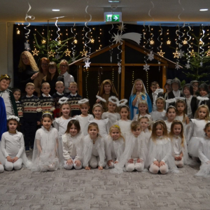 Występy artystyczne dzieci podczas jasełek bożonarodzeniowych.