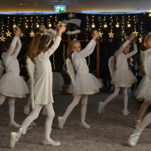 Występy artystyczne dzieci podczas jasełek bożonarodzeniowych.