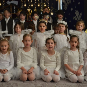 Występy artystyczne dzieci podczas jasełek bożonarodzeniowych.