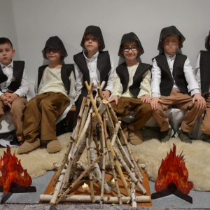 Występy artystyczne dzieci podczas jasełek bożonarodzeniowych.