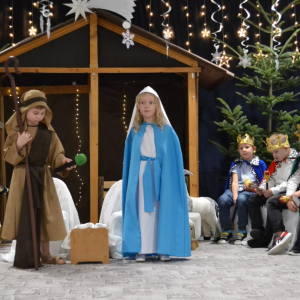 Występy artystyczne dzieci podczas jasełek bożonarodzeniowych.