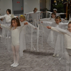 Występy artystyczne dzieci podczas jasełek bożonarodzeniowych.