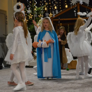 Występy artystyczne dzieci podczas jasełek bożonarodzeniowych.