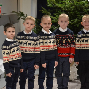 Występy artystyczne dzieci podczas jasełek bożonarodzeniowych.