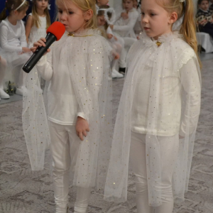 Występy artystyczne dzieci podczas jasełek bożonarodzeniowych.