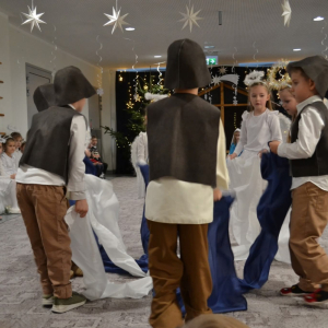 Występy artystyczne dzieci podczas jasełek bożonarodzeniowych.