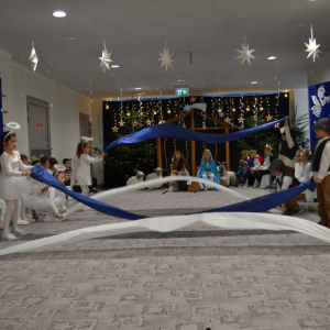 Występy artystyczne dzieci podczas jasełek bożonarodzeniowych.