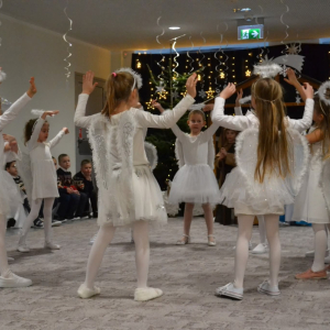 Występy artystyczne dzieci podczas jasełek bożonarodzeniowych.