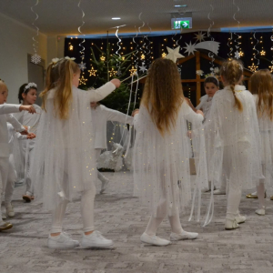 Występy artystyczne dzieci podczas jasełek bożonarodzeniowych.