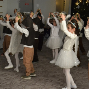 Występy artystyczne dzieci podczas jasełek bożonarodzeniowych.