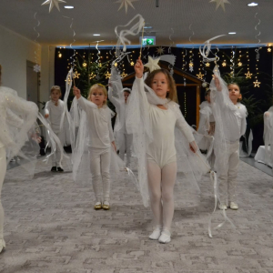 Występy artystyczne dzieci podczas jasełek bożonarodzeniowych.