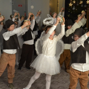 Występy artystyczne dzieci podczas jasełek bożonarodzeniowych.