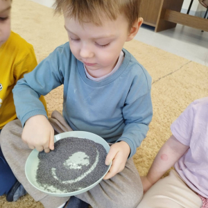 Dzieci realizują grudniowe zadanie innowacji pedagogicznej Sensoryczne Przygody Malucha.