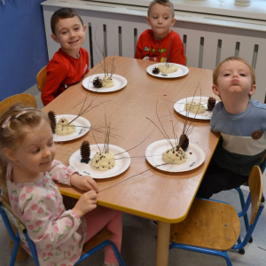 Dzieci realizują grudniowe zadanie innowacji pedagogicznej Sensoryczne Przygody Malucha.