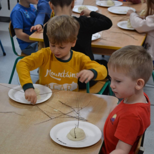 Dzieci realizują grudniowe zadanie innowacji pedagogicznej Sensoryczne Przygody Malucha.