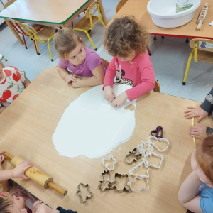 Dzieci realizują grudniowe zadanie innowacji pedagogicznej Sensoryczne Przygody Malucha.