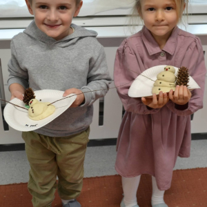 Dzieci realizują grudniowe zadanie innowacji pedagogicznej Sensoryczne Przygody Malucha.