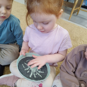 Dzieci realizują grudniowe zadanie innowacji pedagogicznej Sensoryczne Przygody Malucha.