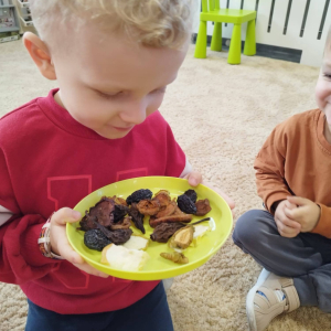 Dzieci realizują grudniowe zadanie innowacji pedagogicznej Sensoryczne Przygody Malucha.