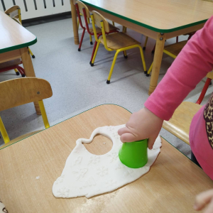Dzieci realizują grudniowe zadanie innowacji pedagogicznej Sensoryczne Przygody Malucha.