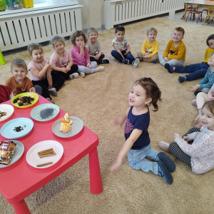 Dzieci realizują grudniowe zadanie innowacji pedagogicznej Sensoryczne Przygody Malucha.